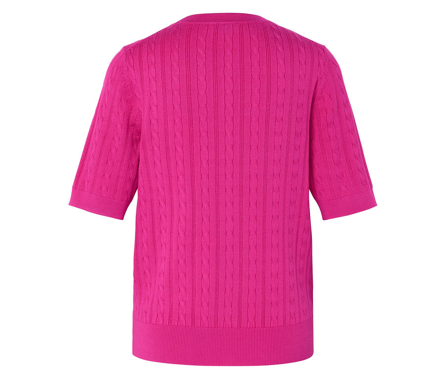 Détail d'un pull rose à manches courtes avec motif torsadé.