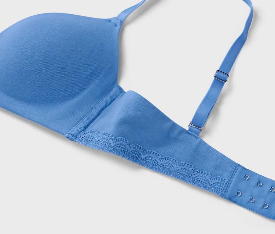 Détail d'un soutien-gorge à coques souples bleu.