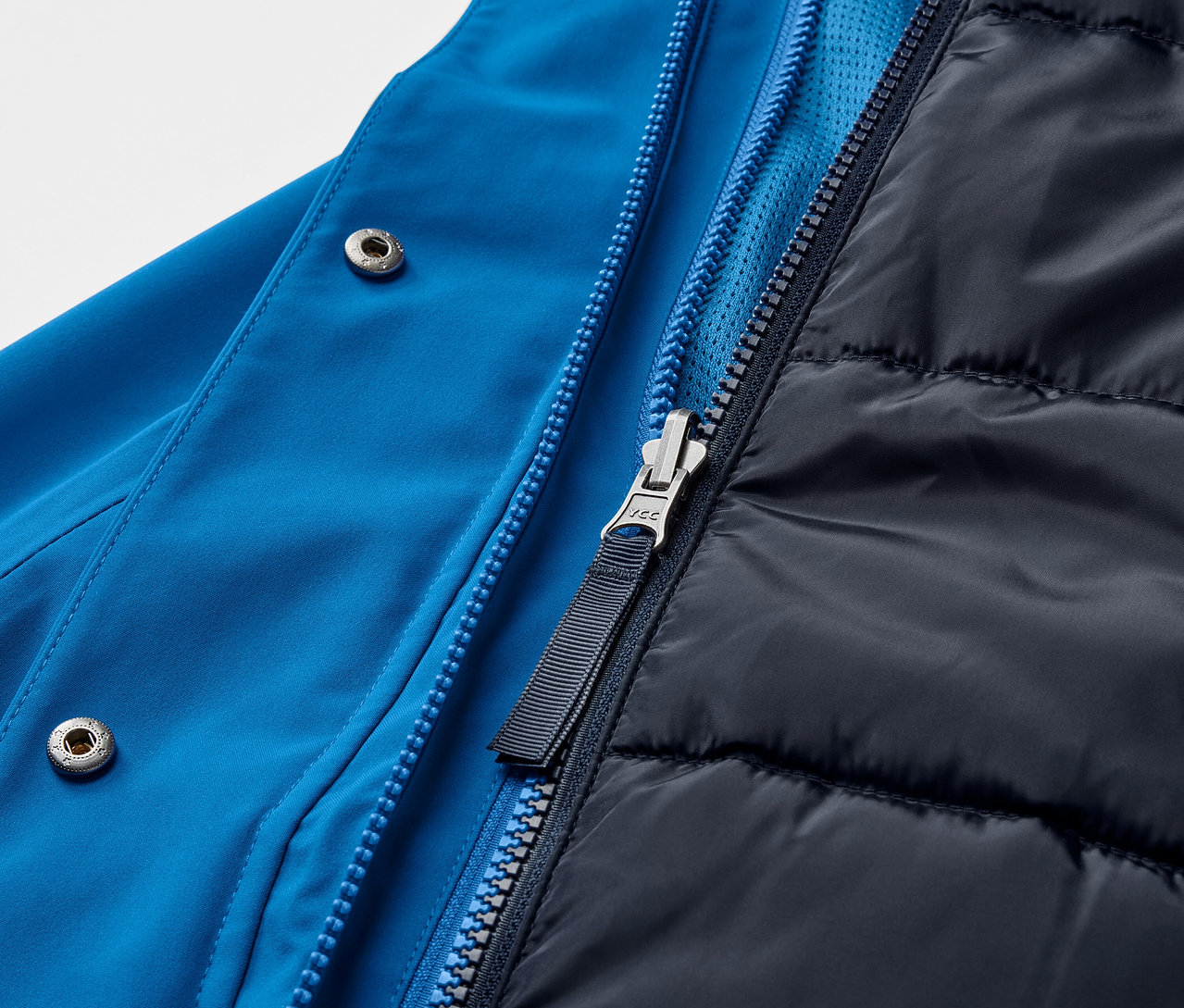 Gros plan sur une veste d'extérieur 3 en 1 bleue avec fermeture éclair.