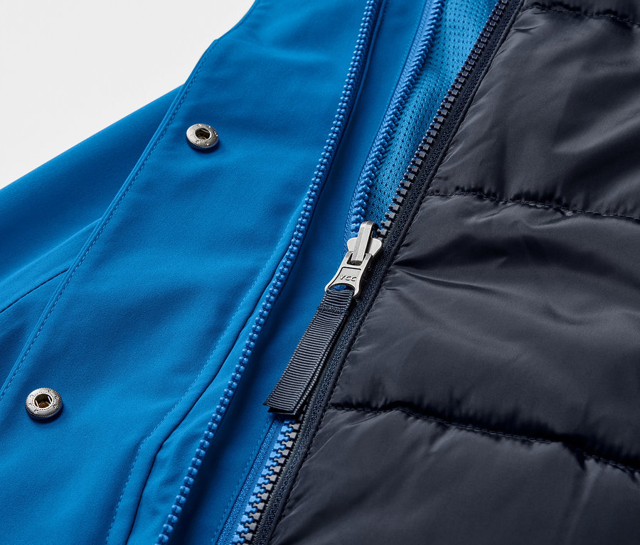 Gros plan sur une veste d'extérieur 3 en 1 bleue avec fermeture éclair.