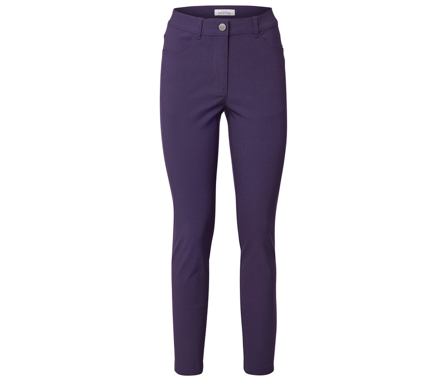 Pantalon violet avec bouton et poches.