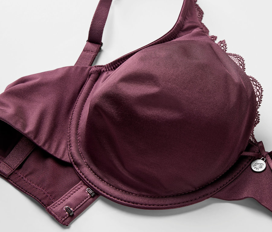 Gros plan d'un soutien-gorge à armatures aubergine.