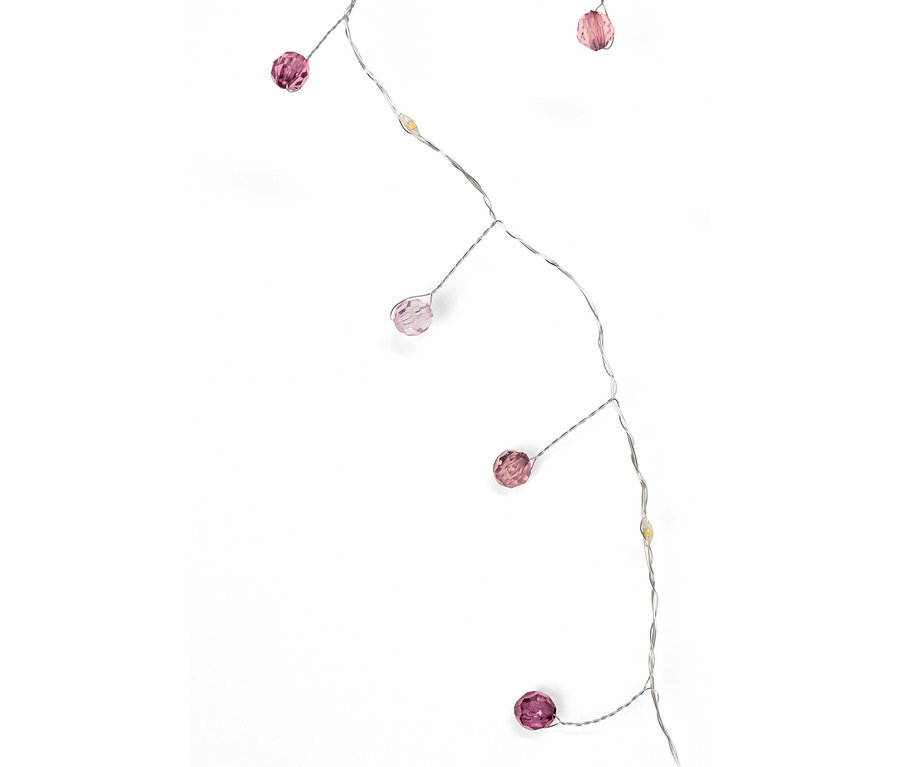 Guirlande lumineuse décorative avec des perles roses sur un fil argenté.