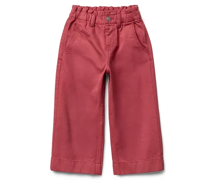 Un pantalon rose à taille haute et jambes larges posé sur un fond blanc.
