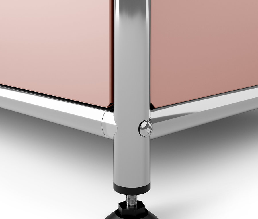 Détail d'un coin de meuble avec pied chromé, hauteur réglable et panneaux roses.