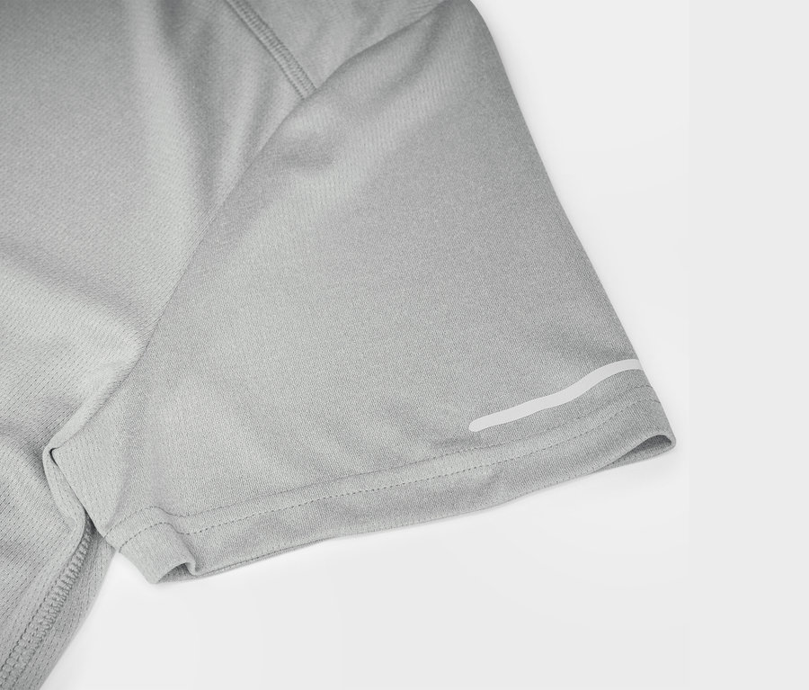 Gros plan sur la manche d'un t-shirt gris à manches courtes avec une bande réfléchissante.
