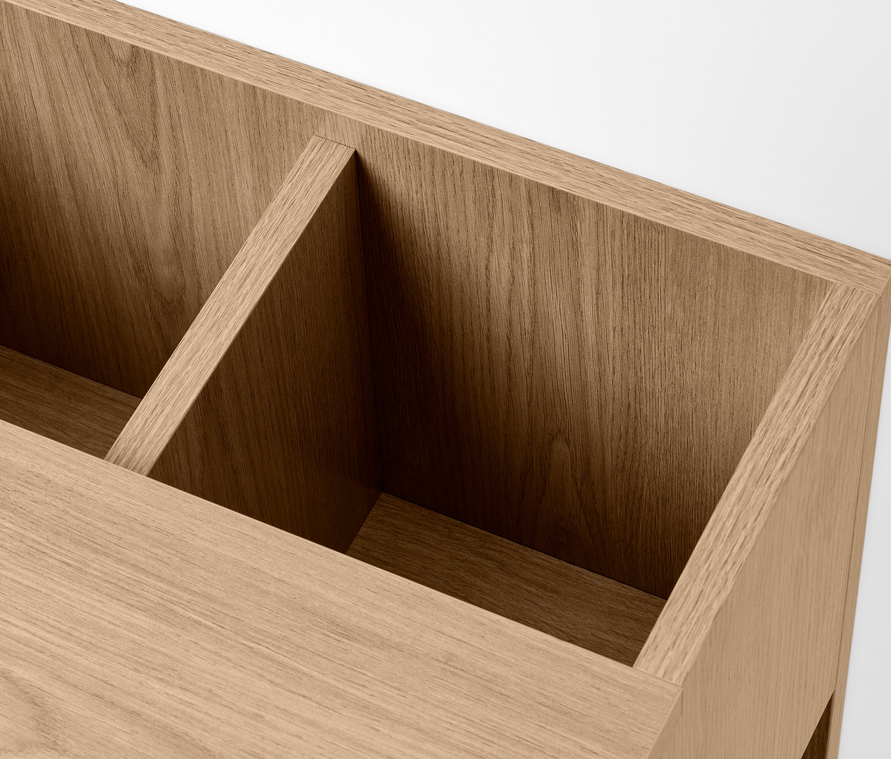 Gros plan sur une table d'appoint en bois avec deux compartiments.