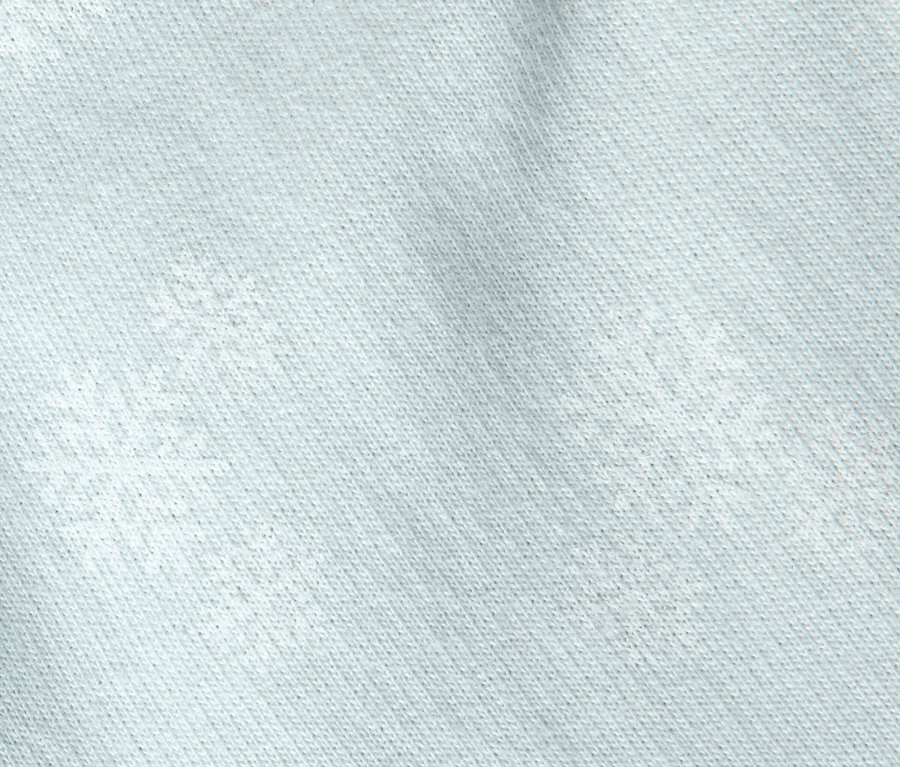 Gros plan d'un tissu bleu clair avec un motif de flocons de neige.