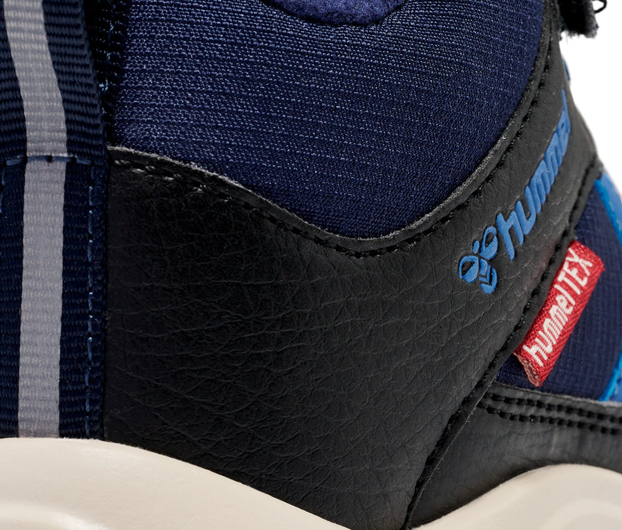 Gros plan de la chaussure bleue Hummel Root Tex Jr.