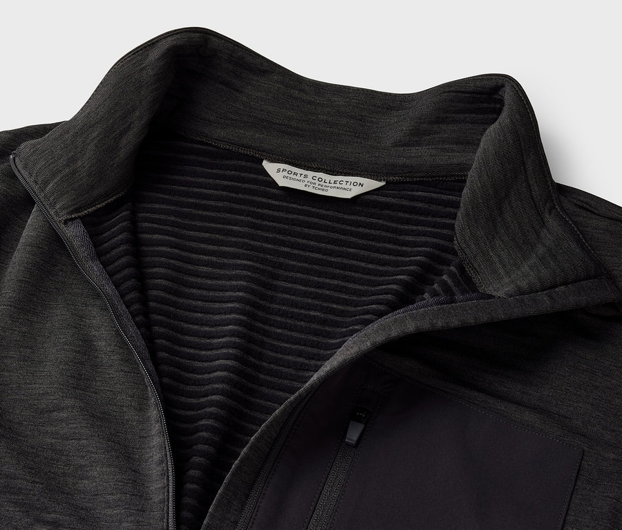 Gros plan d'une chemise fonctionnelle outdoor anthracite.