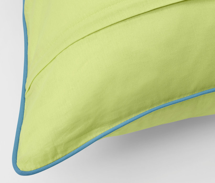 Gros plan sur une parure de lit en renforcé jaune de taille standard avec une bordure bleue.