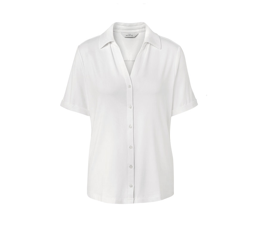 Blouse blanche avec patte de boutonnage.