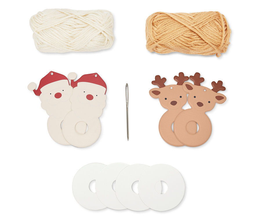 Deux écheveaux de fil, deux décorations Père Noël, une aiguille, deux décorations rennes et quatre cercles blancs.