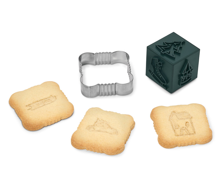 Biscuits carrés avec impression de patin à glace, d'arbre et de maison avec emporte-pièce et tampon.