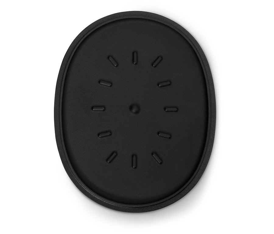 Dessous de plat ovale noir avec rainures.