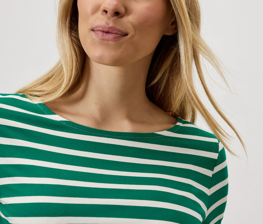 Blonde portant un t-shirt rayé.