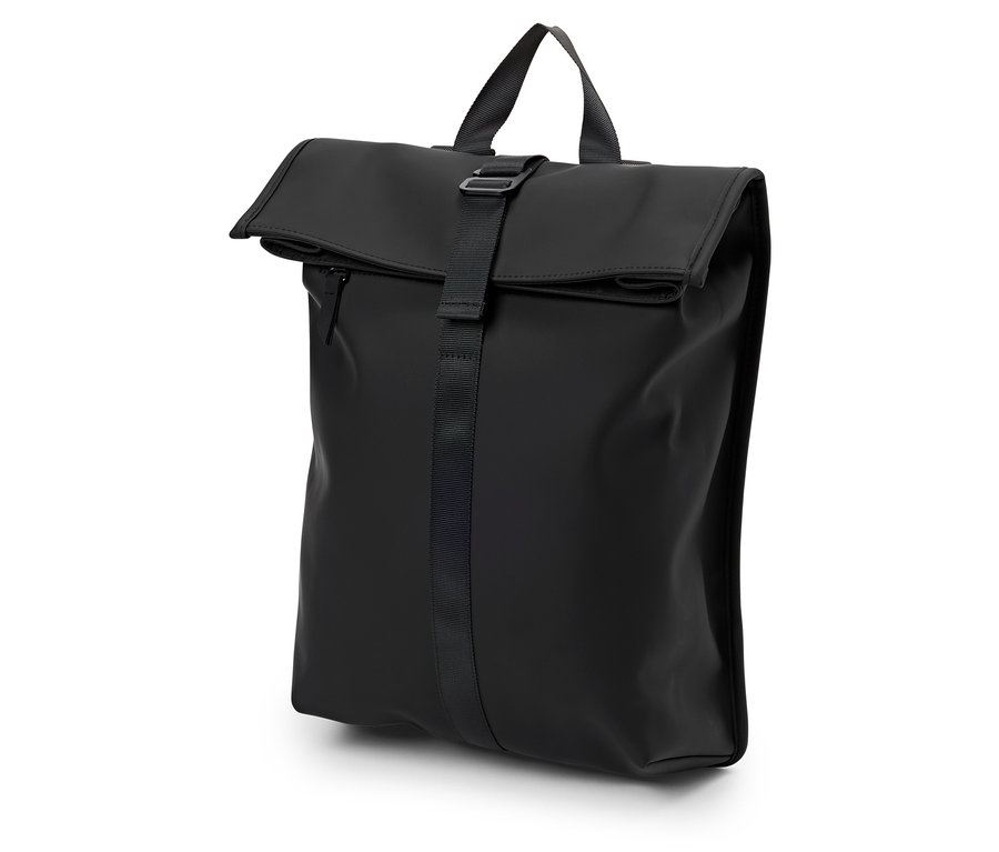 Sac à dos noir avec fermeture à enroulement et sangle à boucle.