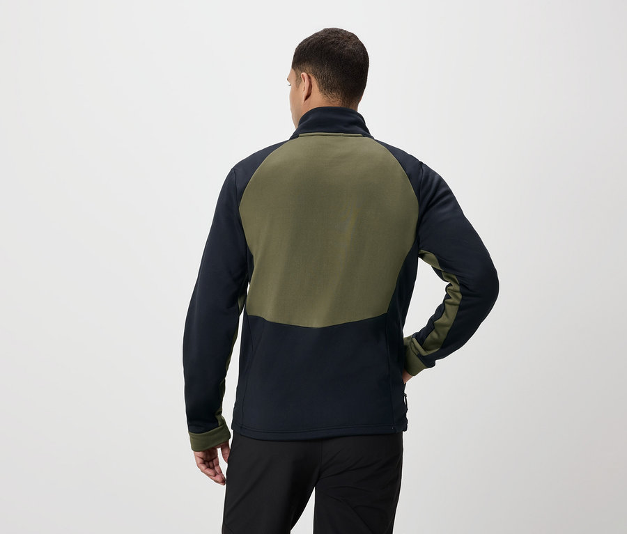 Un homme vu de dos porte une veste en polaire avec un empiècement vert olive dans le dos.