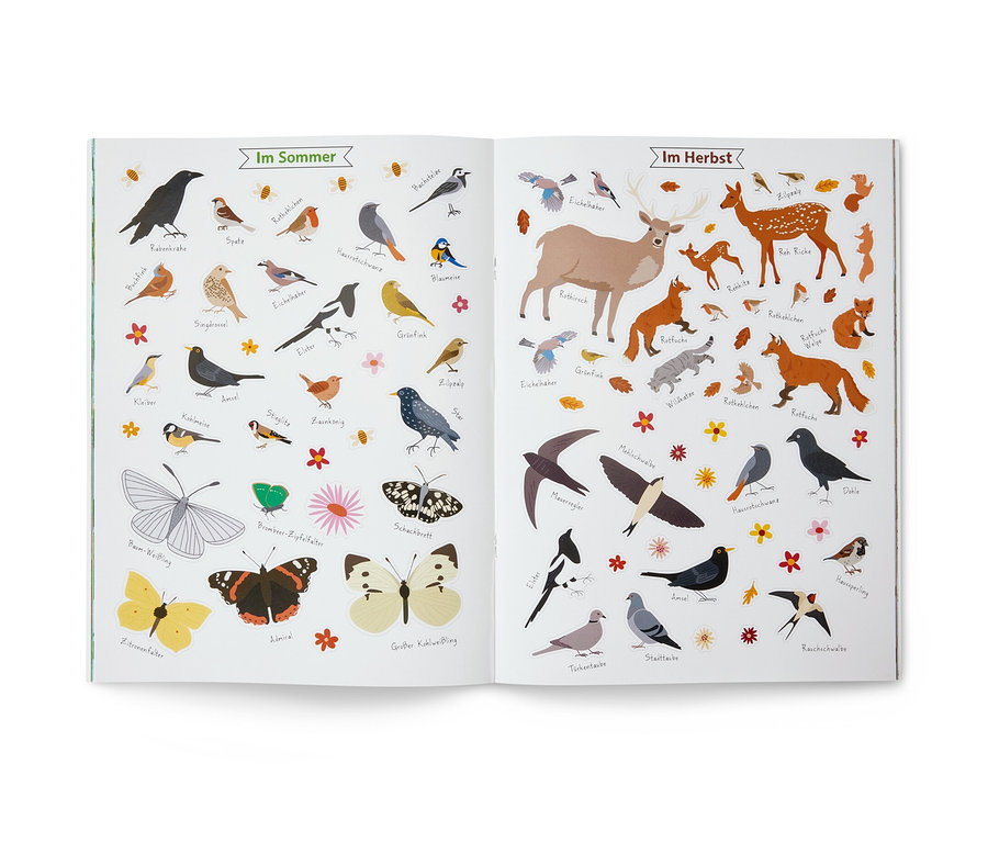 Un "Mon livre d’autocollants « Les 4 saisons » (en allemand)" ouvert montre des illustrations d'animaux et de plantes en été et en automne.