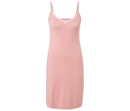 Une nuisette rose avec de la dentelle sur fond blanc.