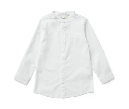 Chemise blanche pour enfant à manches longues.