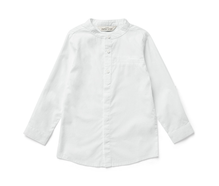 Chemise blanche pour enfant à manches longues.