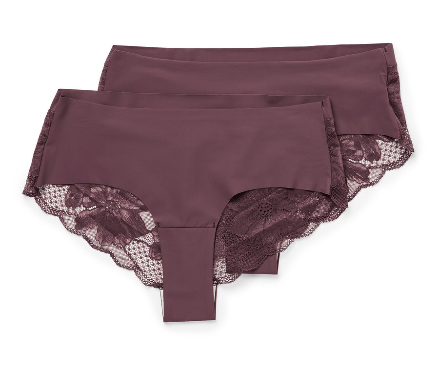 Deux culottes violettes avec de la dentelle florale sont posées l'une sur l'autre.