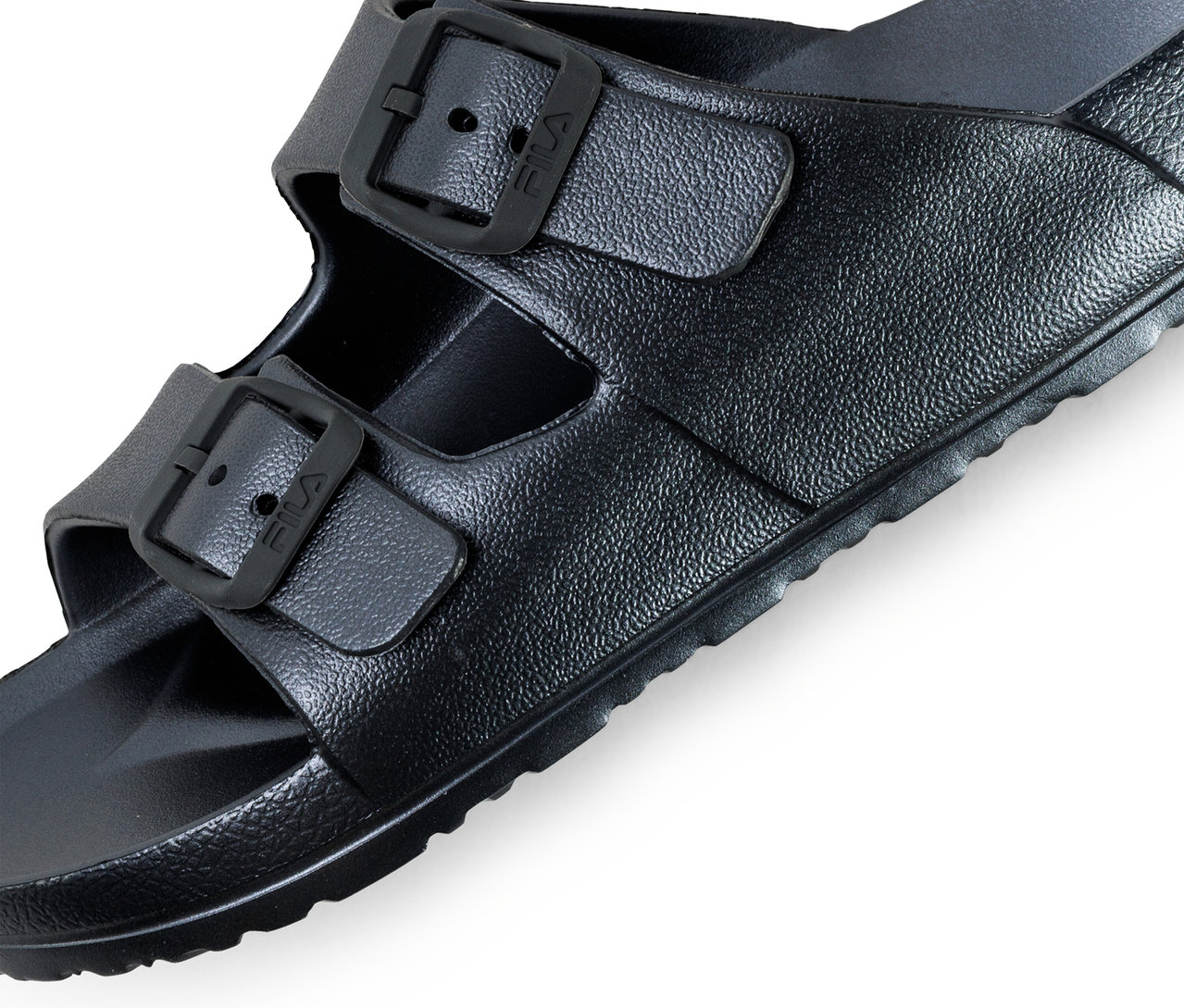 Gros plan d'une claquette noire pour femme FILA Matero.