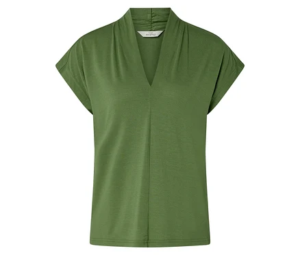 T-shirt vert à manches courtes et col en V.