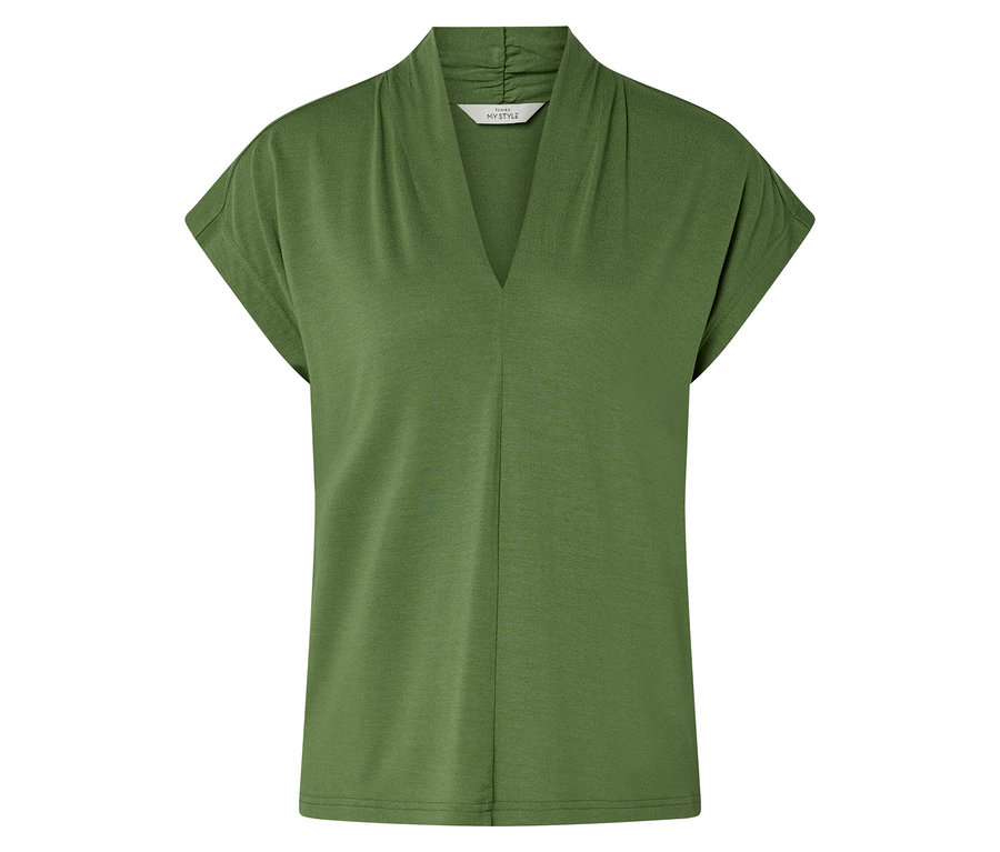 T-shirt vert à manches courtes et col en V.