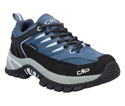 Une seule chaussure de randonnée CMP bleue avec des lacets noirs sur un fond blanc.