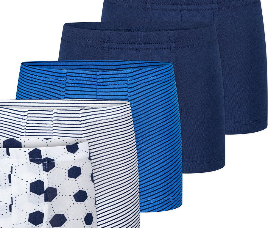 Gros plan sur quatre boxers pour hommes dans différents motifs : motif de football, rayures bleues, rayures blanches et bleu marine.