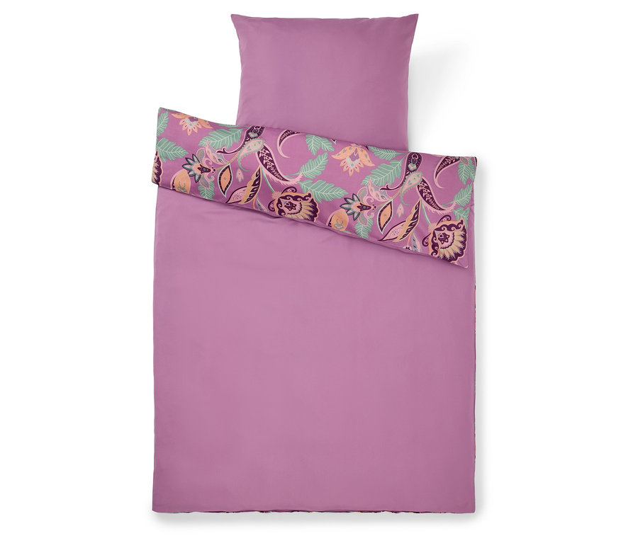 Ensemble de literie violet avec motif floral sur la housse de couette et la taie d'oreiller.