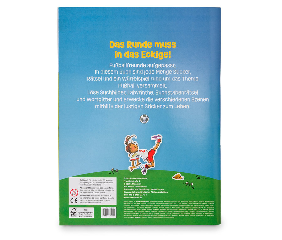 Couverture du livre : "Ce qui est rond doit être dans le coin !" avec un thème de football, des autocollants, des énigmes et un jeu de dés. Un garçon de dessin animé joue au football.