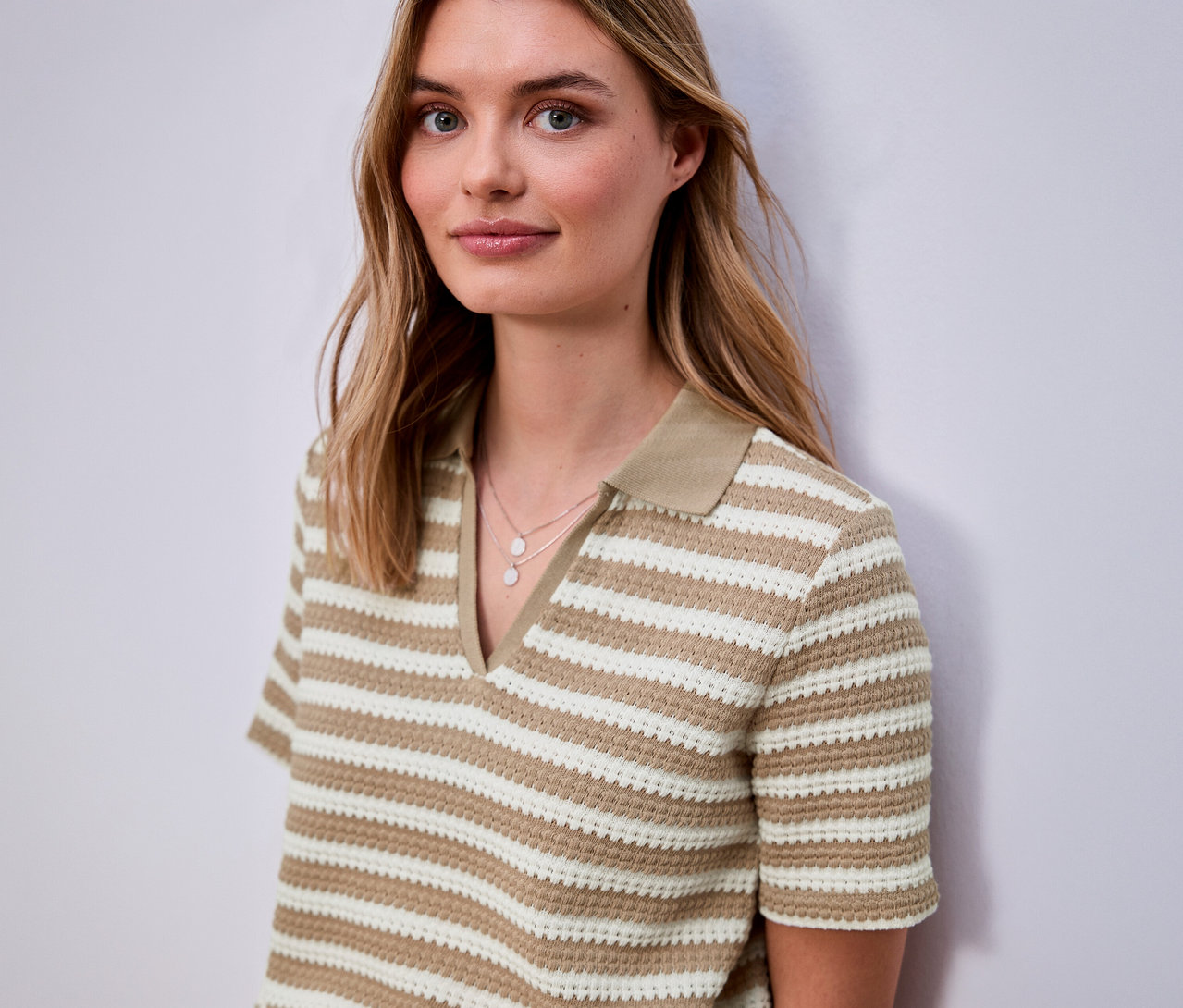 Une femme porte un pull en maille Street One rayé à manches courtes et à col.