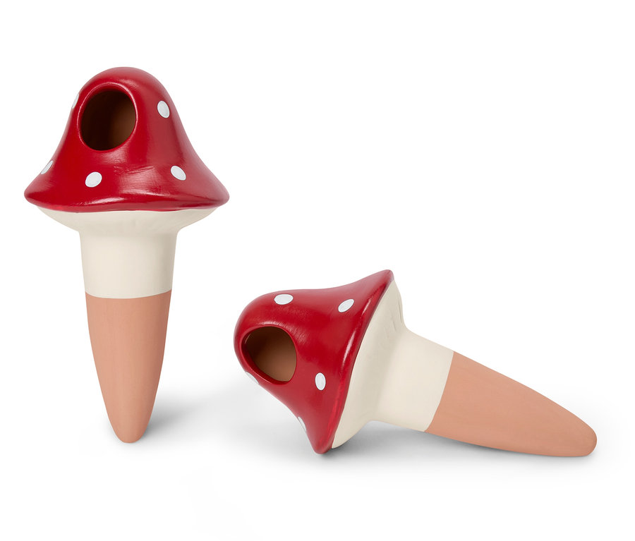 Deux boules d'arrosage en forme de champignons, l'une debout et l'autre couchée.