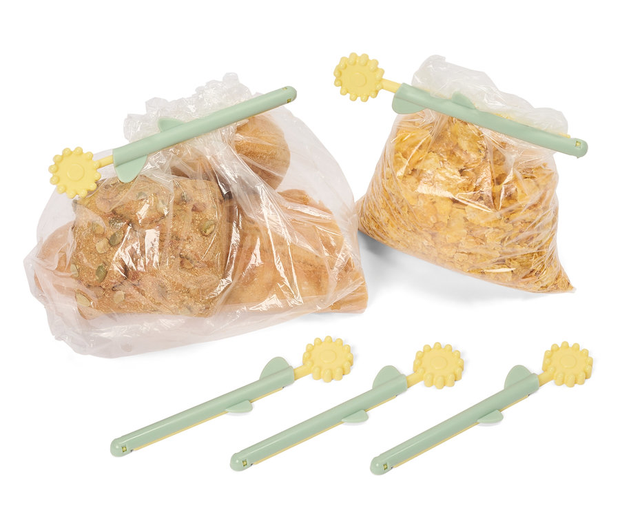 Du pain et des cornflakes sont fermés par des bâtonnets de conservation vert clair et jaunes.