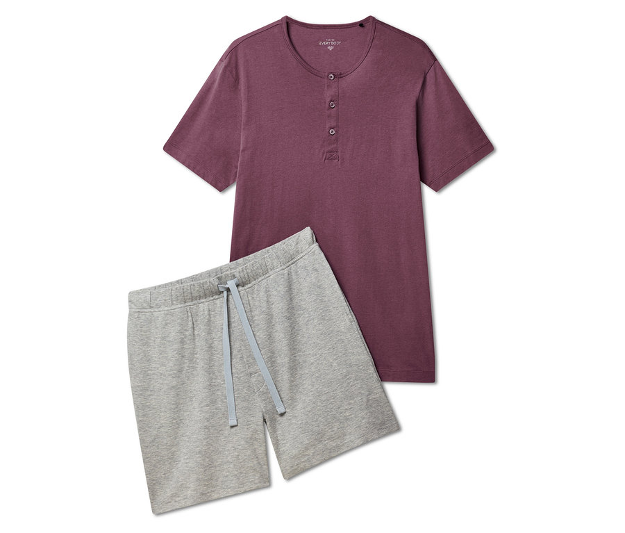 Une chemise à manches courtes bordeaux boutonnée est posée à côté d'un short gris à cordon de serrage.