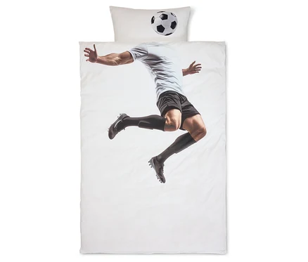 Literie de football avec footballeur et ballon sur fond blanc.