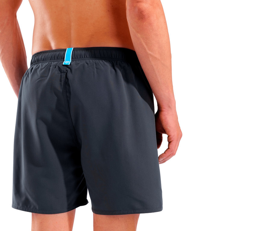 Vue arrière d'un homme portant un short de bain gris.