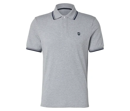 Polo gris avec des rayures bleu marine sur le col et les manches.