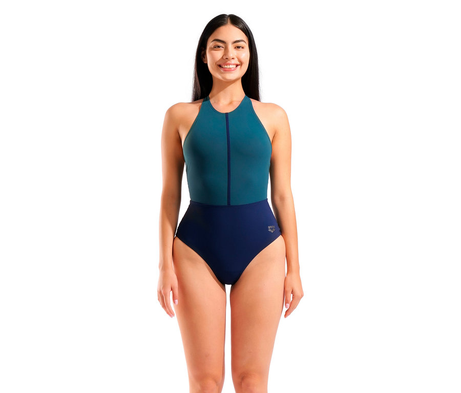 Femme portant un maillot de bain deux pièces vert et bleu marine.