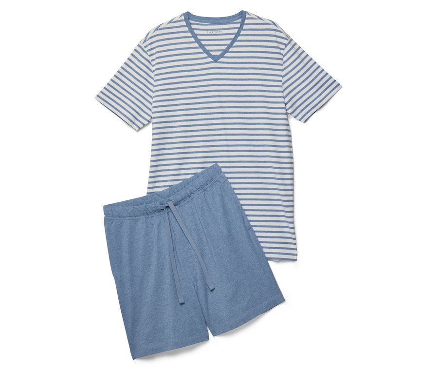 Un haut rayé à manches courtes et un short bleu sont posés sur un fond blanc.