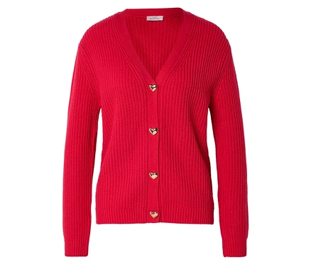 Cardigan rouge en maille avec des boutons dorés en forme de cœur.