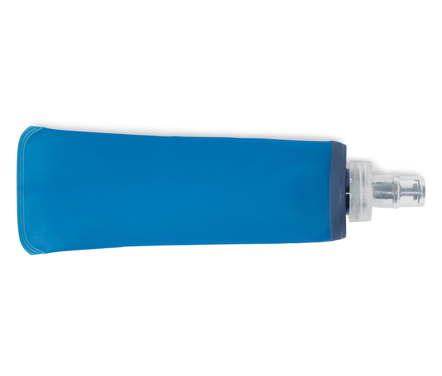 Une gourde bleue vide est posée horizontalement sur un fond blanc.