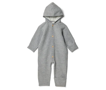 Combinaison grise à capuche pour bébé avec boutons sur fond blanc.