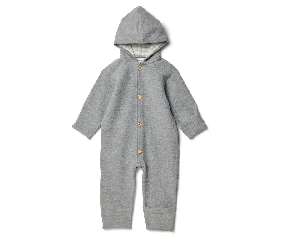 Combinaison grise à capuche pour bébé avec boutons sur fond blanc.