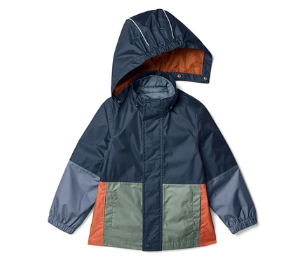 Une veste de pluie bleue à capuche avec des manches grises et des empiècements colorés orange et vert dans le bas.