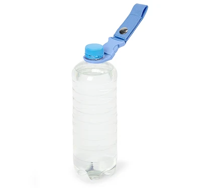 Une bouteille d'eau remplie avec un bouchon bleu et une sangle de transport bleue sur un fond blanc.