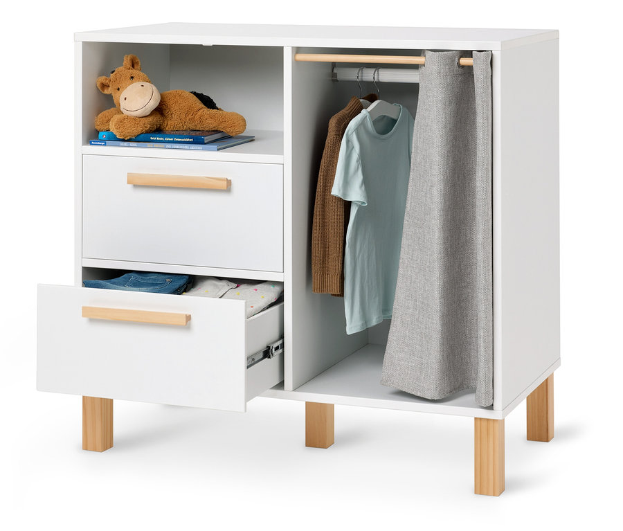 Armoire blanche pour enfant avec tiroirs et tringle à vêtements sur laquelle sont suspendus des vêtements. Une peluche est posée sur l'étagère supérieure.
